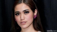 Ibu satu anak itu juga membiarkan rambutnya tergerai dan menambahkan anting berbentuk bunga untuk melengkapi penampilannya tersebut. Pool/Ismail/detikFoto.