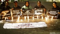 Keluarga Besar Buruh Migran Indonesia (Kabar Bumi) dan Jaringan Buruh Migran Indonesia (JBMI) menggelar aksi dengan menyalakan lilin di depan Istana Negara, Jakarta, Senin (3/10/2016).