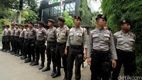 Polisi menjaga kantor Go-Jek.