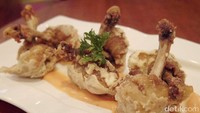 Untuk santapan pembuka, ada Chicken Loli yang bisa dicoba. Berupa paha ayam (drumstick) kecil yang digoreng tepung. Pelengkapnya mayonnaise gurih pedas. Nyamm!