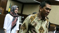 Sanusi dan istrinya, Evelien meninggalkan ruang sidang.
