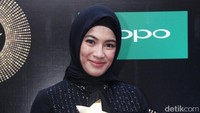 Ia juga tampil dengan hijab dan busana serba hitam-emas saat memenangkan kategori Hijabers Terseleb. Pool/Ismail/detikFoto.