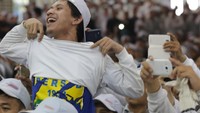 Kemeriahan kedatangan tim Persib ke pabrik Nissan-Datsun.