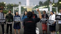 Keluarga Besar Buruh Migran Indonesia (Kabar Bumi) dan Jaringan Buruh Migran Indonesia (JBMI) berorasi di depan Istana Negara.