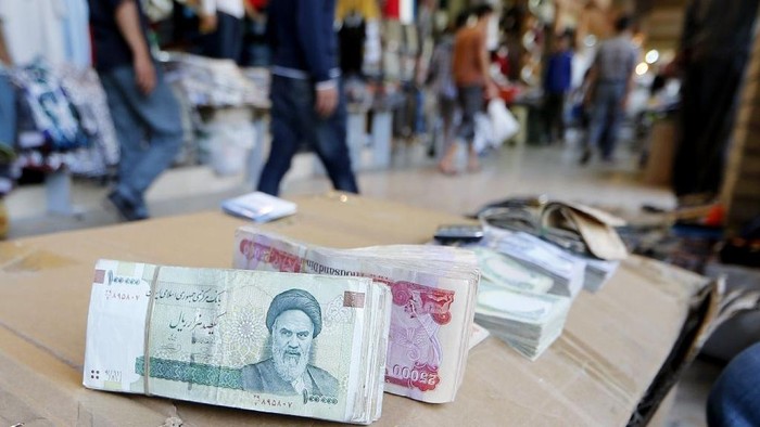 Iran will prosecute high-earning public sector officials for exorbitant salaries (AFP Photo/Karim Sahib)