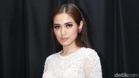 Ia terlihat seksi dalam balutan dress semi tranparan itu. Pool/Ismail/detikFoto.