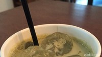 Kalau tidak suka kopi, ada Matcha Latte yang bisa dicicip. Rasanya manis enak namun tetap dengan sentuhan rasa pahit khas matcha.