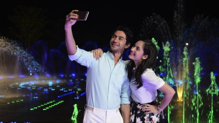 Update Foto di Media Sosial Lebih Sempurna dengan Cara Selfie Ini