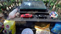 Ada juga yang meletakkan berbagai benda, serta makanan favorit peliharaannya di makam. Meski mereka sudah tiada, kasih sayang majikan terhadap peliharaannya masih tetap besar (Jason Lee/Reuters)
