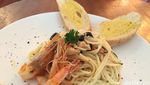 Slurrpp! Enaknya Menyeruput Iced Latte Ditemani Spaghetti Aglio Olio di Sini