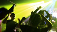 Musik semakin larut semakin kencang begitu pula suasana malam yang makin larut semakin meriah.