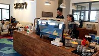 Area coffee bar langsung terlihat begitu memasuki coffee shop di Cipete ini. Di sini barista meracik langsung minuman kopi pengunjung.
