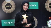 Sedangkan Alyssa tampak memesona saat ditemui di kawasan Taman Mini Indonesia Indah, Jakarta Timur pada akhir pekan lalu. Pool/Ismail/detikFoto.
