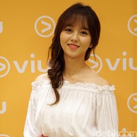 Kim So Hyun memulai kariernya sebagai aktris dan model sejak berusia tujuh tahun. Wanita kelahiran 1999 ini mulai populer sejak dirinya berperan sebagai calon ratu muda yang jahat dalam drama Moon Embracing the Sun pada 2012 , dan berhasil raih penghargaan sebagai Best Young Actress lewat drama Missing You di tahun yang sama. Foto: Raisha Anazga