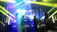Malam semakin larut, lampu mulai berganti warna-warni saat para clubbers di kota pelajar menghabiskan waktu malamnya di club VVIP Boshe yogyakarta.