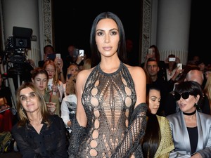 Chrissy Teigen Rela Rahimnya Dipinjam Kim Kardashian
