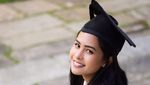 Wajah Bahagia Maudy Ayunda Lulus di Oxford
