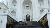 Memasuki gerbang, traveler akan dibuat terpukau oleh arsitektur masjid yang megah dan didominasi warna putih. Di bagian tengahnya ada sebuah tangga yang terhubung dengan ruang salat di dalam masjid (Randy/detikTravel)