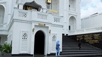 Traveler juga dapat menjumpai tempat wudhu laki-laki di sisi kanan dan perempuan di sisi kiri. Intruksinya pun ada yang ditulis dalam aksara Arab (Randy/detikTravel)