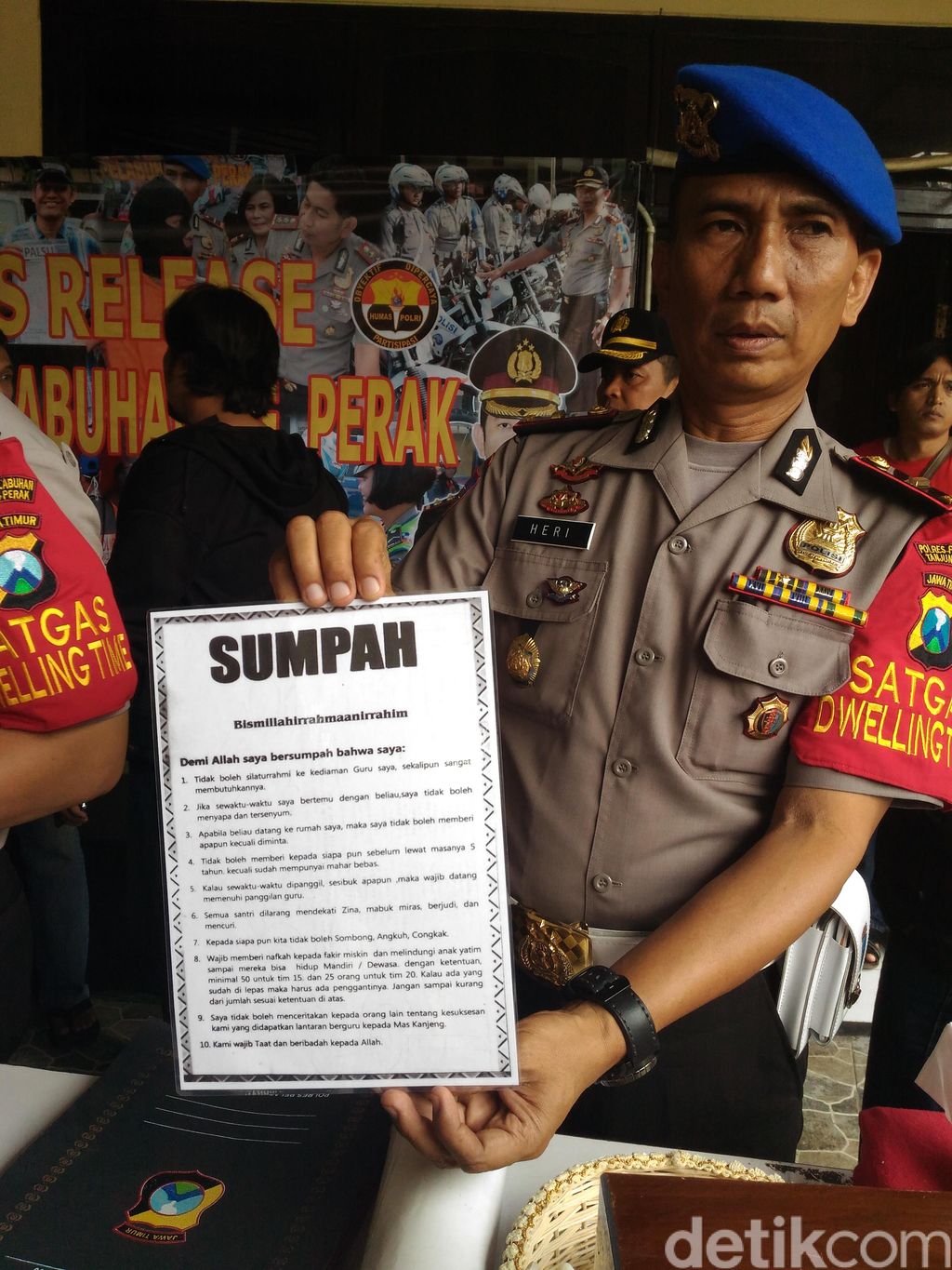 Sumpah pengikut Dimas Kanjeng diamankan polisi (Foto: Imam Wahyudiyanta/detikcom)