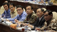 Komisi II DPR RI gelar rapat dengar pendapat bersama sejumlah Menteri diantaranya, Menteri PAN RB Asman Abnur, Menteri ATR Sofyan Djalil, Mendagri Tjahjo Kumolo, Mensesneg Pratikno, Kepala Staf Kepresidenan Teten Masduki dan Seskab Pramono Anung.