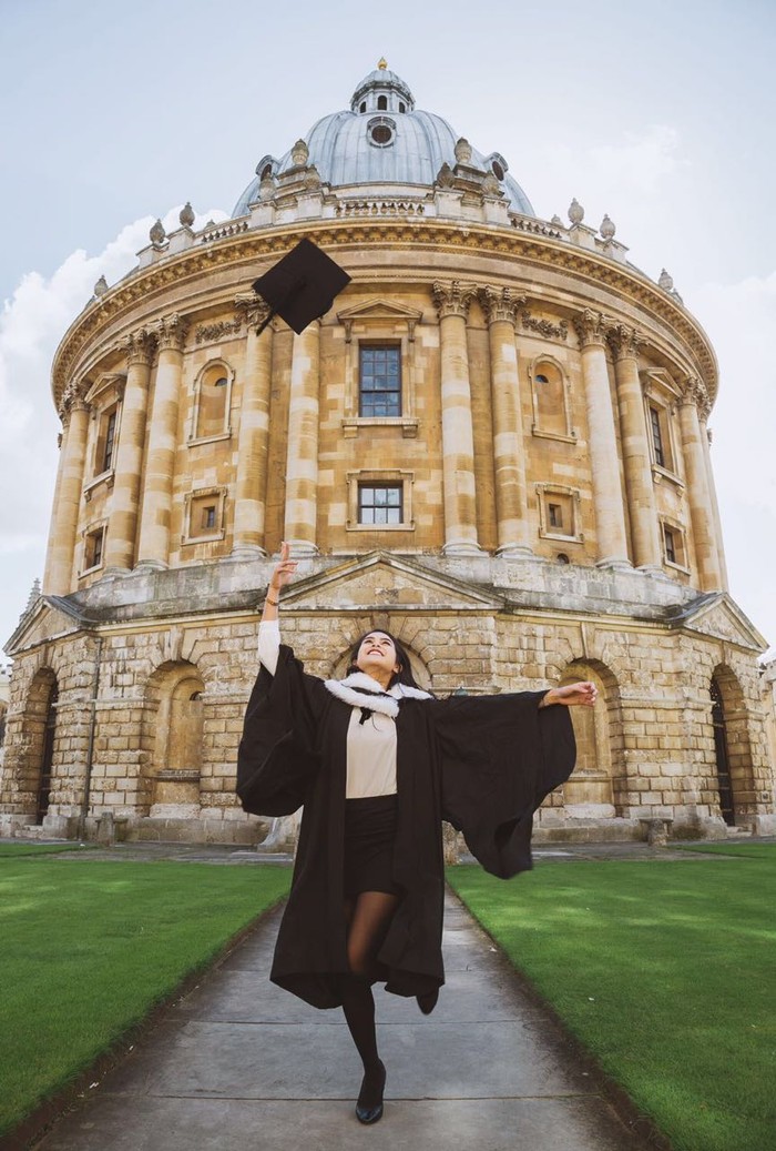 Wajah Bahagia Maudy Ayunda Lulus di Oxford