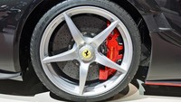 Mobil ini juga menggunakan penggerak yang sama dengan LaFerrari sebelumnya. Artinya, LaFerrari Aperta masih didukung dengan mesin V12 ICE 800 cv yang dikawinkan dengan motor listrik 120 kW dan teknologi KERS.