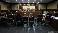 Selain Evelien, sejumlah saksi juga dimintai keterangannya hari ini. Mereka yaitu staf pribadi Sanusi Gerry Prasetya, wiraswasta Rully Parulian, notaris Maria Susanti, staf sanusi Priyantono, GM Marketing PT Cipta Pesona Karya Herlina, dan karyawan Agung Podomoro Palgunadi.