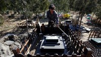 Selain berhias, saat perayaan Qing Ming datang, mereka juga membersihkan makam hewan peliharaan mereka dengan alat seperti sekop dan yang lainnya. Menurut mereka, sudah selayaknya hewan peliharaan mendapat perlakuan seperti manusia (Jason Lee/Reuters)