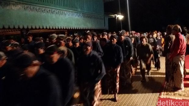 Dilepas Keluarga Keraton Yogyakarta, Ribuan Warga Gelar Ritual Tapa Bisu Mubeng Beteng