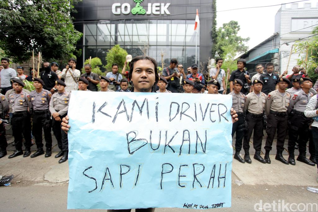 Demo Driver Go Jek Kami Bukan Sapi Perah