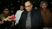Irman berjalan menuju mobilnya.