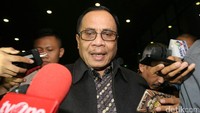 Irman keluar gedung KPK usai menjalani pemeriksaan.