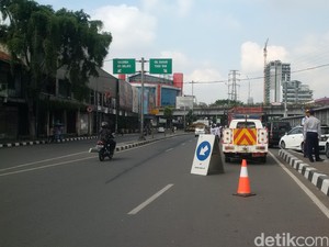 Penutupan Perlintasan KA Senen, Petugas Lebarkan Jalur Underpass Kurangi Macet