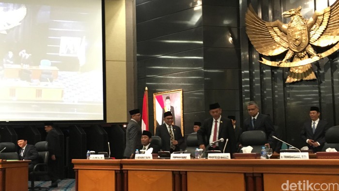 Sepayung Berdua, Ahok-Djarot Hadiri Paripurna Perubahan APBD di DPRD DKI