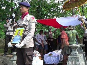 Isak Tangis Saat Lepas Jenazah Anggota Brimob Polda DIY yang Tewas