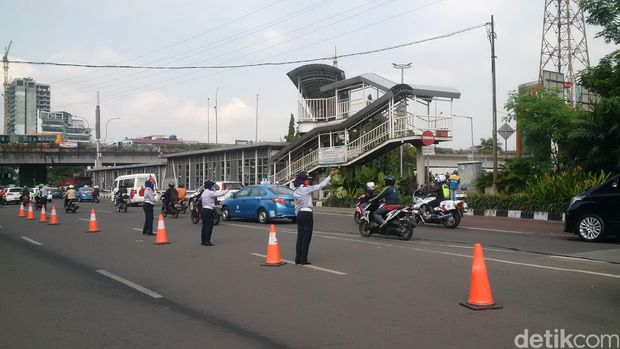  Uji coba penutupan perlintasan kereta api di Jl Letjen Soeprapto, Senen, Jakarta Pusat, Selasa (4/10/2016). Foto: Noval Dhwinuari Antony-detikcom