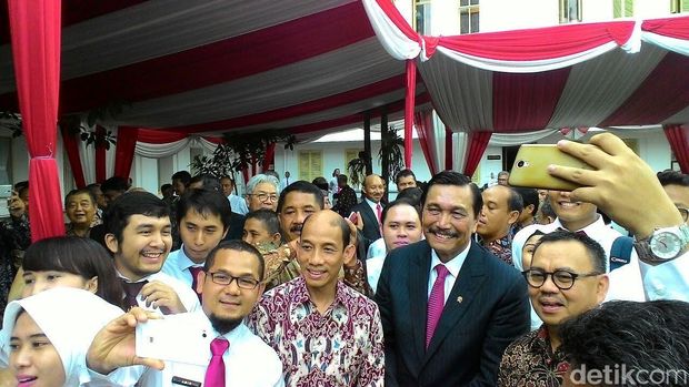 Luhut Ajak Arcandra dan Sudirman Said Foto Bersama