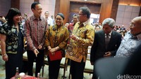 (Kiri-kanan) Wakil Ketua Umum Kadin Indonesia Bidang Hubungan Internasional Shinta W Kamdani, Kepala Badan Koordinasi Penanaman Modal (BKPM) Thomas Lembong, Menlu Retno Marsudi, Menkominfo Rudiantara, Wakil Menteri Luar Negeri RI Abdurahman Muhammad Fachir, dan Ketua Tim Ahli Wakil Presiden Sofjan Wanandi.