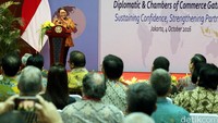 Menteri Luar Negeri Retno Marsudi tertawa lepas saat memberi pidato sambutan.