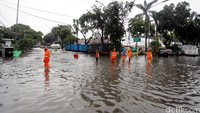 Ketinggian air mencapai lutut orang dewasa.
