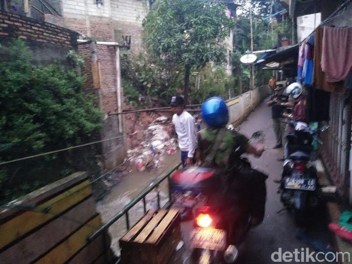 Tembok Pembatas Kali di Pejaten, Jakarta Selatan Jebol