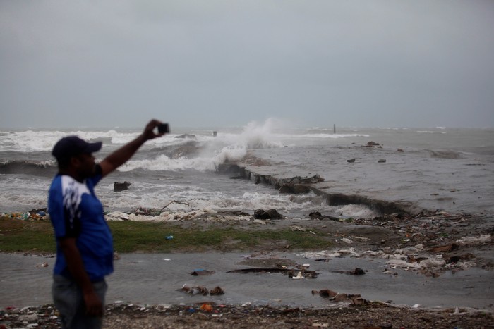 Topan Matthew Bergerak ke AS, KJRI New York Imbau WNI Waspada