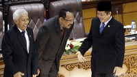 Bahrullah Akbar memberi hormat kepada anggota DPR disaksikan Taufik Kurniawan yang dan Agus Hermanto.
