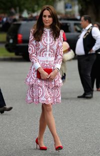 Curi Inspirasi dari 10 Gaun Terbaik Kate Middleton di 2016