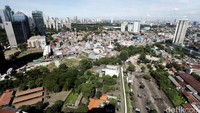 Di belakang gedung langsung bercampur dengan pemukiman penduduk.