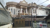 Rumah Najmiah terletak di Jl Sunu Kompleks Unhas Blok K No 10 Makassar. Semasa hidup, si empunya dikenal sebagai juragan tanah.