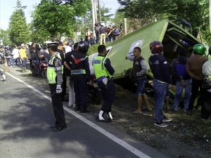 Diduga Rem Blong, Bis Jurusan Sukabumi – Cirebon Masuk Parit