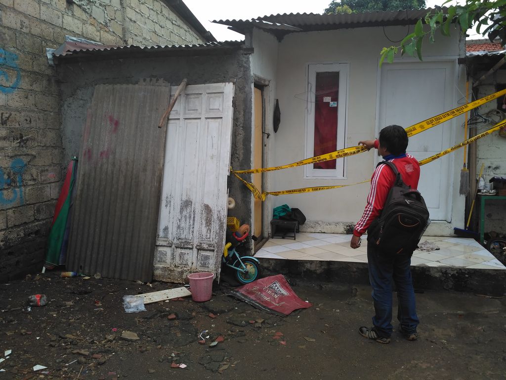 Pintu bercat putih milik saudara Anton (Bartanius/detikcom)