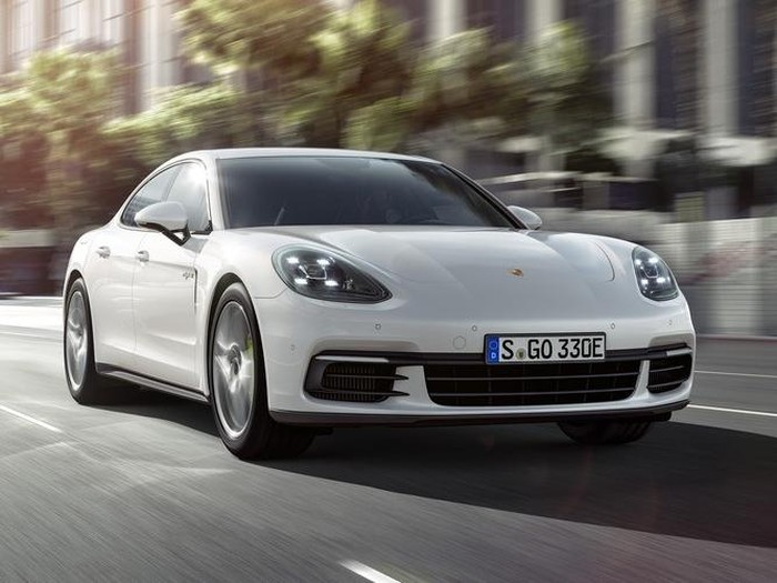 Porsche Panamera 4 E-Hybrid Padukan Tenaga dan Efisiensi